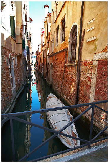 Kanal mit Boot in Venedig
