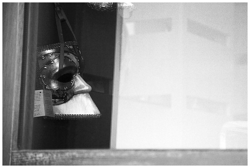 Maske hinter Schaufenster in Venedig