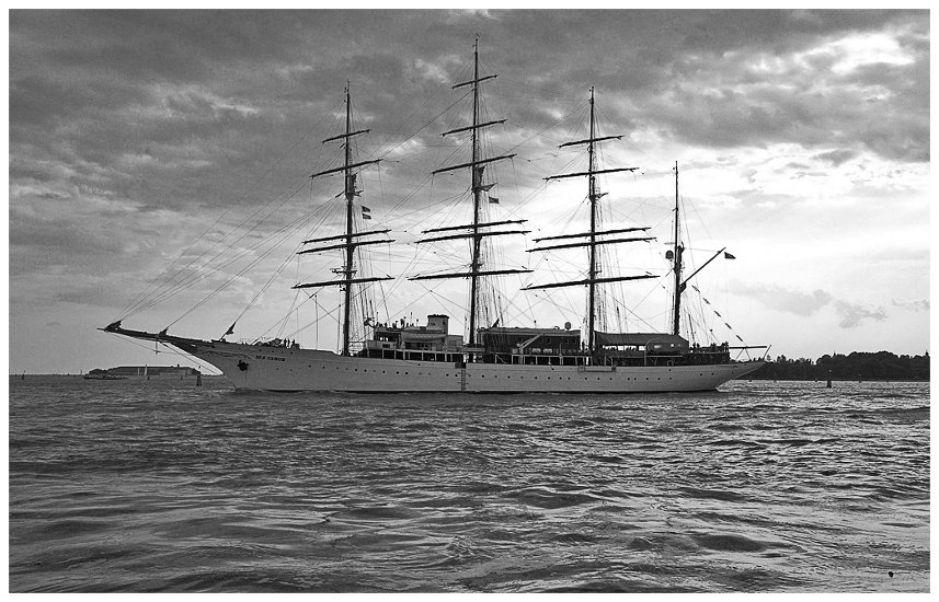 Venedig Schiff schwarz weiß